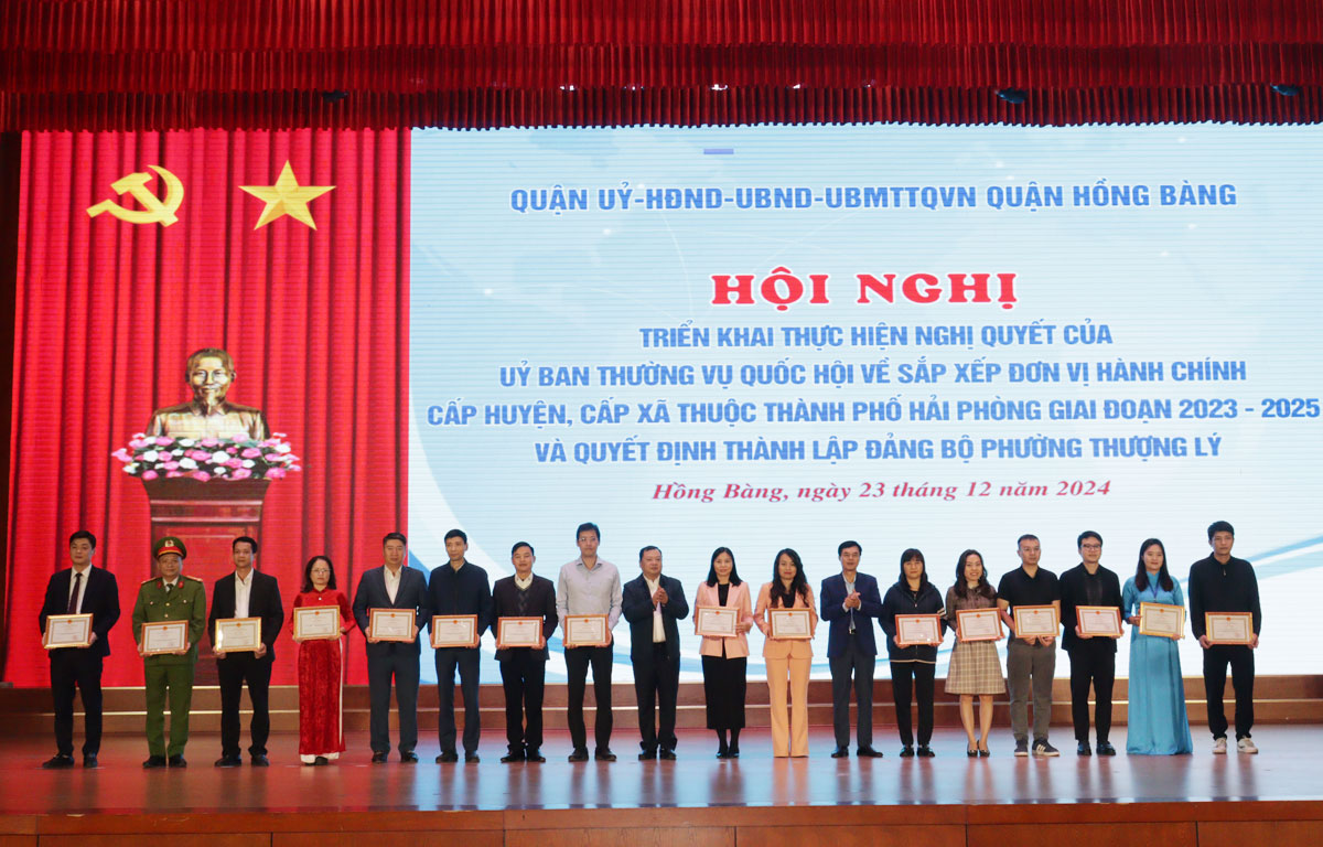 Các tập thể, cá nhân được nhận Giấy khen của Chủ tịch UBND quận