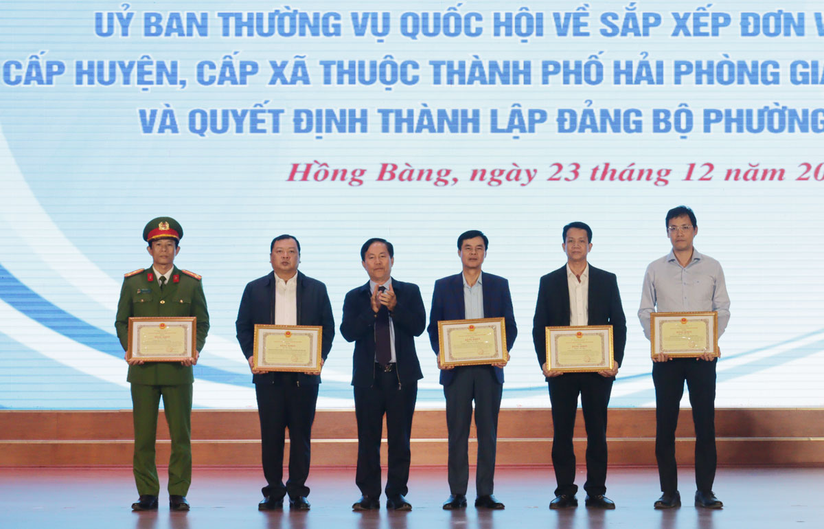 Đồng chí Lê Ngọc Trữ, Bí thư Quận ủy Hồng Bàng trao Bằng khen của Chủ tịch UBND thành phố cho các cá nhân