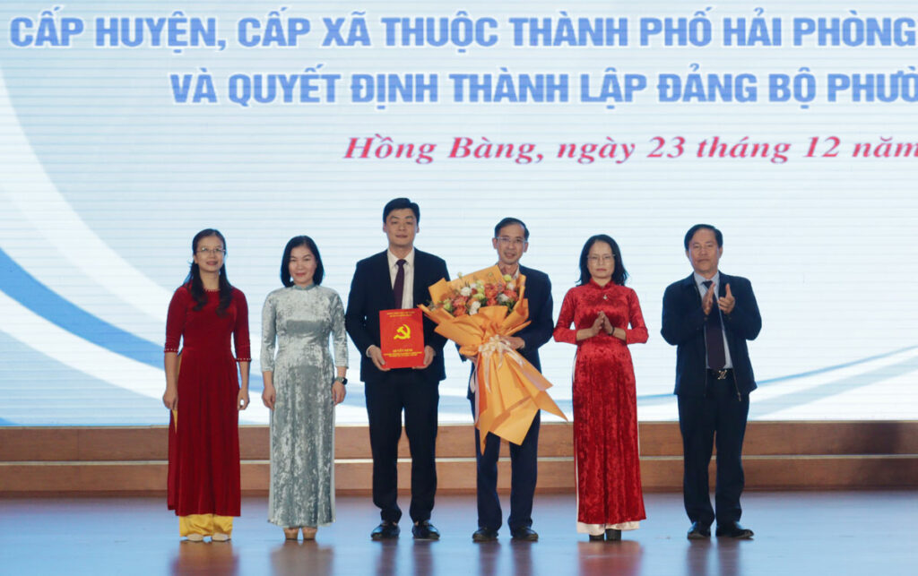 Đồng chí Lê Ngọc Trữ, Bí thư Quận ủy Hồng Bàng trao Quyết định và tặng hoa cho Đảng bộ phường Thượng Lý